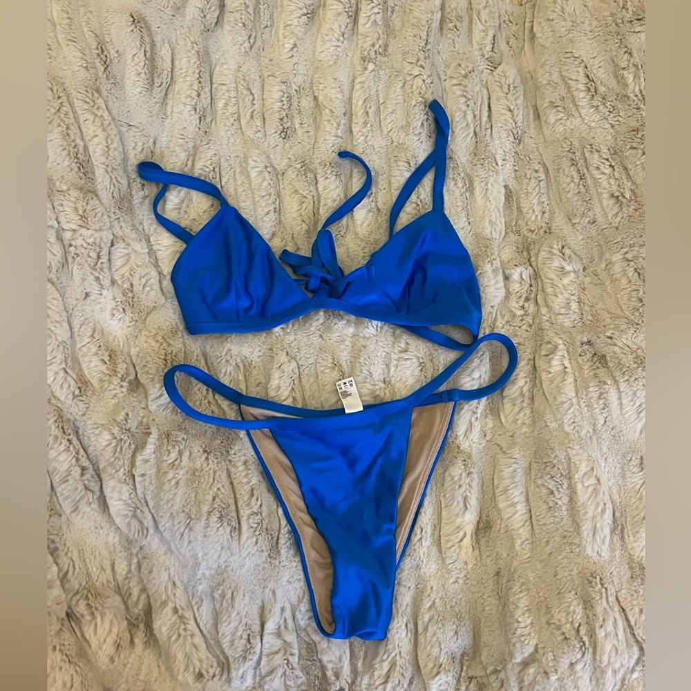 LA apparel bikini top and bottom in size Medium, never worn!